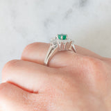 Anello ballerina vintage in oro bianco 14K con smeraldo (0.50ct ca.) e diamanti di taglio brillante e baguette (1ctw ca.), anni ‘70/‘80