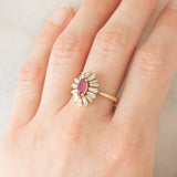 Anello ballerina vintage in oro giallo 14K con rubino (0.40ct ca.) e diamanti di taglio tapered (1ctw ca.), anni ‘70/‘80