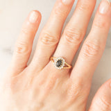 Anello a margherita in oro giallo 9K con zaffiro (0.60ct ca.) e diamanti (0.05ctw ca.), anni ‘70/‘80