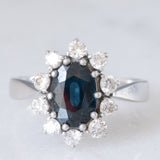 Gänseblümchenring aus 14 Karat Weißgold mit Saphir (ca. 1.50 ct) und Diamanten im Brillantschliff (ca. 0.60 ctw), 70er Jahre