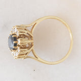 Anello a margherita vintage in oro giallo 14K con zaffiro (1.30ct ca.) e diamanti di taglio brillante (0.47ctw ca.), anni ‘60/‘70