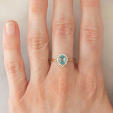 Anello a margherita a goccia in oro giallo 9K con apatite (0.59ct) e zirconi bianchi