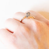 Moderner Contrarier-Ring aus 10 Karat Gelb- und Weißgold mit Spinellen (ca. 0.90 ctw) und Diamanten, Jahr 2016