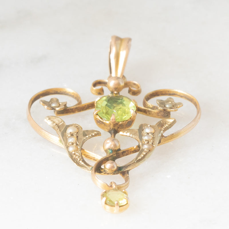 Pendente antico lavalier in oro giallo 9K con paste di vetro verde chiaro e perline bianche, anni ‘10/‘20
