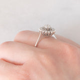 Anello a margherita in oro bianco 18K con diamanti (0.32ctw ca.), anni ‘70