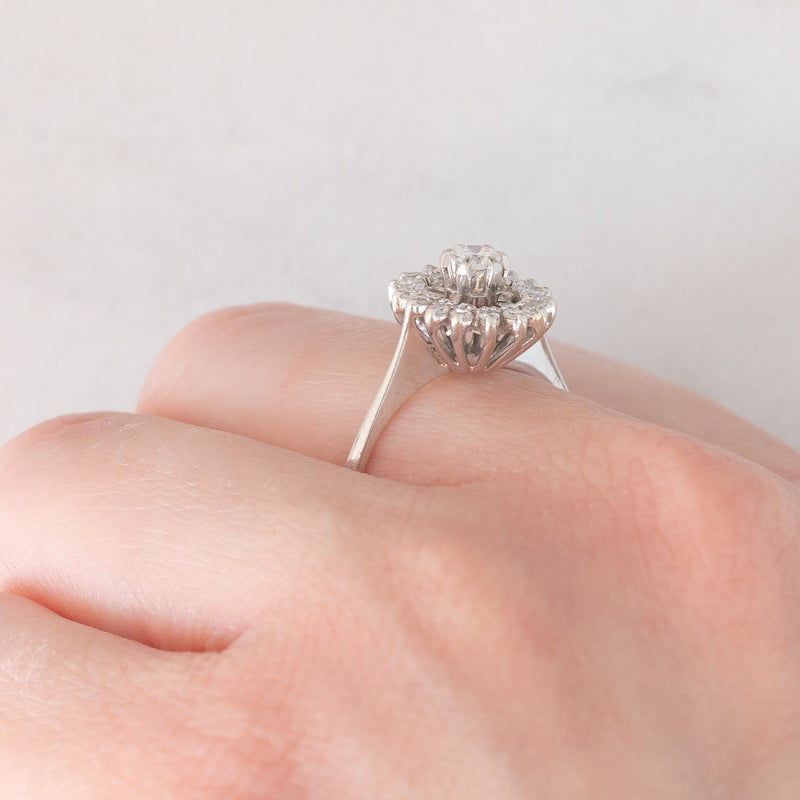 Anello a margherita in oro bianco 18K con diamanti (0.32ctw ca.), anni ‘70