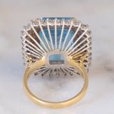 Anello da cocktail vintage in oro giallo e bianco 18K con topazio azzurro (20ct ca.) e diamanti di taglio brillante (1.70ctw ca.), anni ‘70