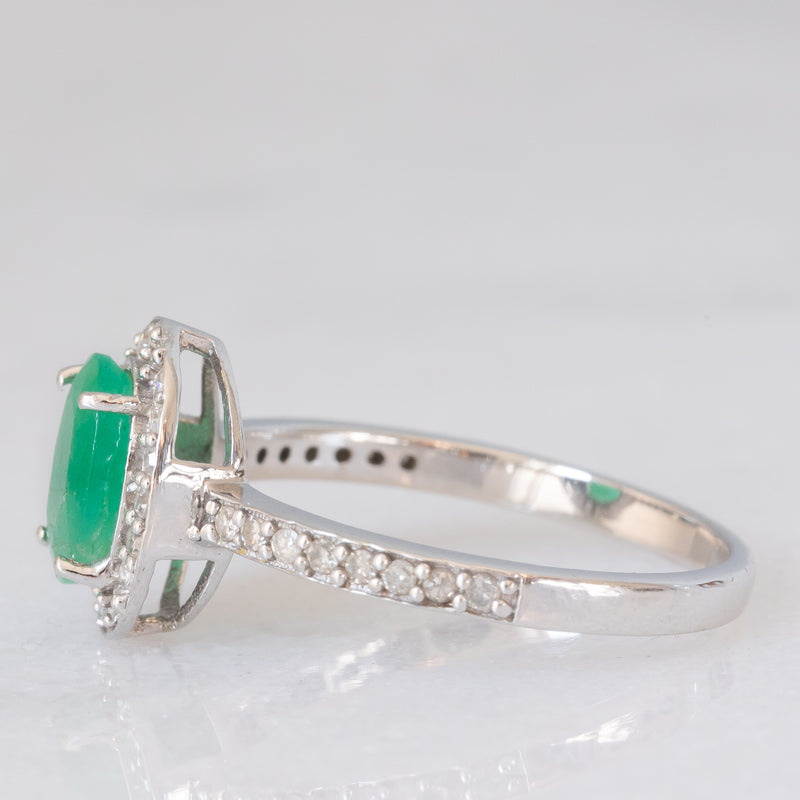 Anello a margherita moderno in oro bianco 9K con smeraldo (1ctw ca.) e diamanti (0.36ctw ca.)