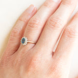 Anello a margherita vintage in oro giallo e bianco 9K con topazio azzurro (0.40ct ca.) e diamanti (0.12ctw ca.), anni ‘90