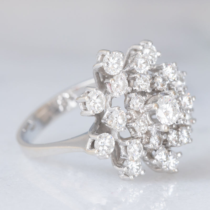 Anello a fiocco di neve vintage in oro bianco 18K con diamanti di taglio brillante (1.33ctw ca.), anni ‘70