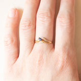 Anello vintage in oro giallo e bianco 18K con zaffiro, anni ‘60