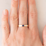 Solitario a fascia vintage in oro giallo 14K con zaffiro di taglio carré (0.18ct ca.), anni ‘70