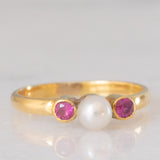 Trilogie vintage en or jaune 18 carats avec rubis (environ 0.14 ct) et perle blanche, années 60/70
