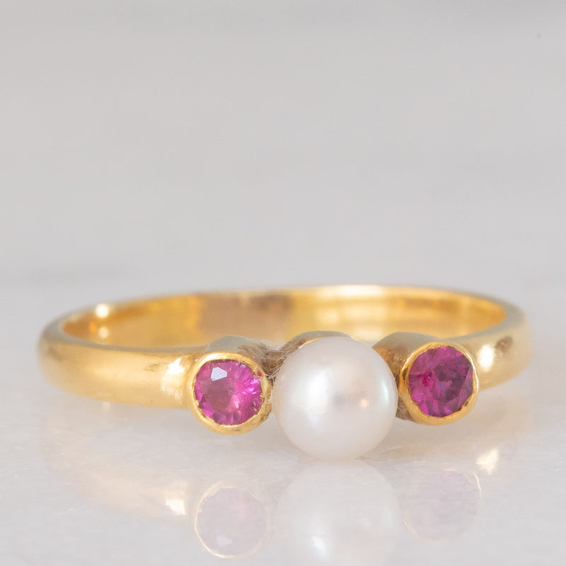 Trilogy vintage in oro giallo 18K con rubini (0.14ctw ca.) e perla bianca, anni ‘60/‘70