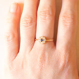 Anello a fiore vintage in oro giallo 14K con zaffiro (0.08ct ca.) e diamanti di taglio brillante (0.20ctw ca.), anni ‘80