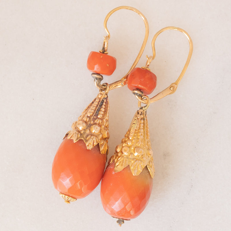 Orecchini pendenti antichi in oro giallo 18K con corallo arancione, primi del ‘900