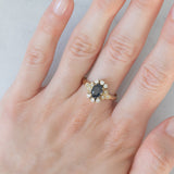 Anello a margherita vintage in oro giallo 14K con zaffiro (0.70ct ca.) e diamanti (0.20ctw ca.), anni ‘80