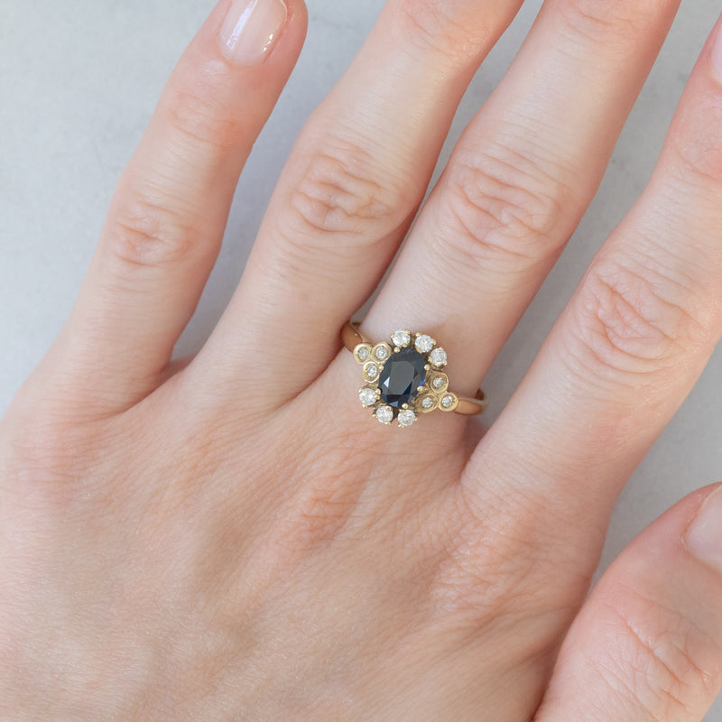 Anello a margherita vintage in oro giallo 14K con zaffiro (0.70ct ca.) e diamanti (0.20ctw ca.), anni ‘80