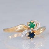 Toi et Moi vintage in oro giallo 18K con zaffiro (0.09ct ca.), smeraldo (0.06ct ca.) e diamanti, anni ‘70/‘80