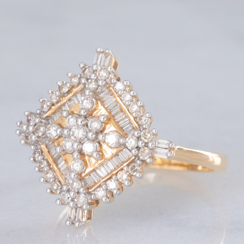 Anello vintage in oro giallo e bianco 14K con diamanti di taglio brillante e baguette (0.75ctw ca.), anni ‘70/‘80