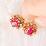 Vintage Gänseblümchen-Ohrringe aus 18 Karat Gelbgold mit synthetischen Rubinen (ca. 2 ctw) und Diamanten im Rosettenschliff (ca. 0.06 ctw), 50er Jahre