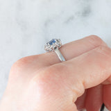 Anello a margherita vintage in oro bianco 18K con zaffiro (0.50ct ca.) e diamanti di taglio brillante (0.25ctw ca.), anni ‘80