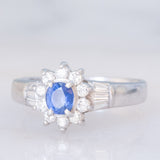 Anello a margherita vintage in platino con zaffiro (0.51ct) e diamanti (0.43ctw), anni ‘90