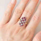 Anello vintage in stile Art Déco in oro giallo e bianco 18K con rubini di taglio carré (1ctw ca.) e diamanti (0.20ctw ca.), anni ‘50