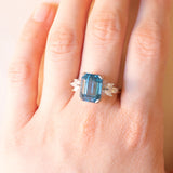 Ring aus 18-karätigem Weißgold mit blauem Topas (ca. 7 ct) und Diamanten im Marquise-Schliff (ca. 0.60 ctw), ca. 80er/90er Jahre.