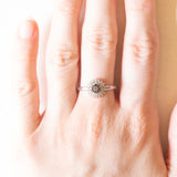 Винтажное кольцо из белого золота 9 карат с обработанными черными и белыми бриллиантами (около 0.25 карата).