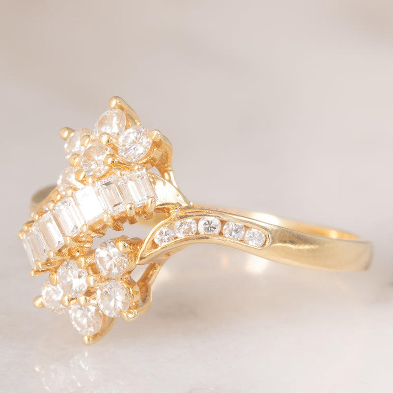 Anello vintage in oro giallo 14K con diamanti di taglio brillante e di taglio baguette (0.75ctw ca.), anni ‘70/‘80
