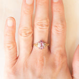 Anello a fiore vintage in oro giallo e bianco 9K con zaffiri rosa sintetici (0.80ctw ca.) e diamanti, anno 1981