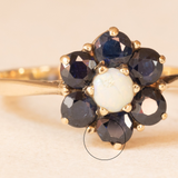 Bague fleur vintage en or jaune 9 carats avec saphirs (environ 0.80 ct) et opale (environ 0.15 ct), années 80