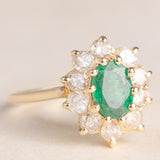 Bague marguerite en or jaune 14 carats avec émeraude (environ 0.70 ct) et diamants taille brillant (environ 0.80 ct), années 70