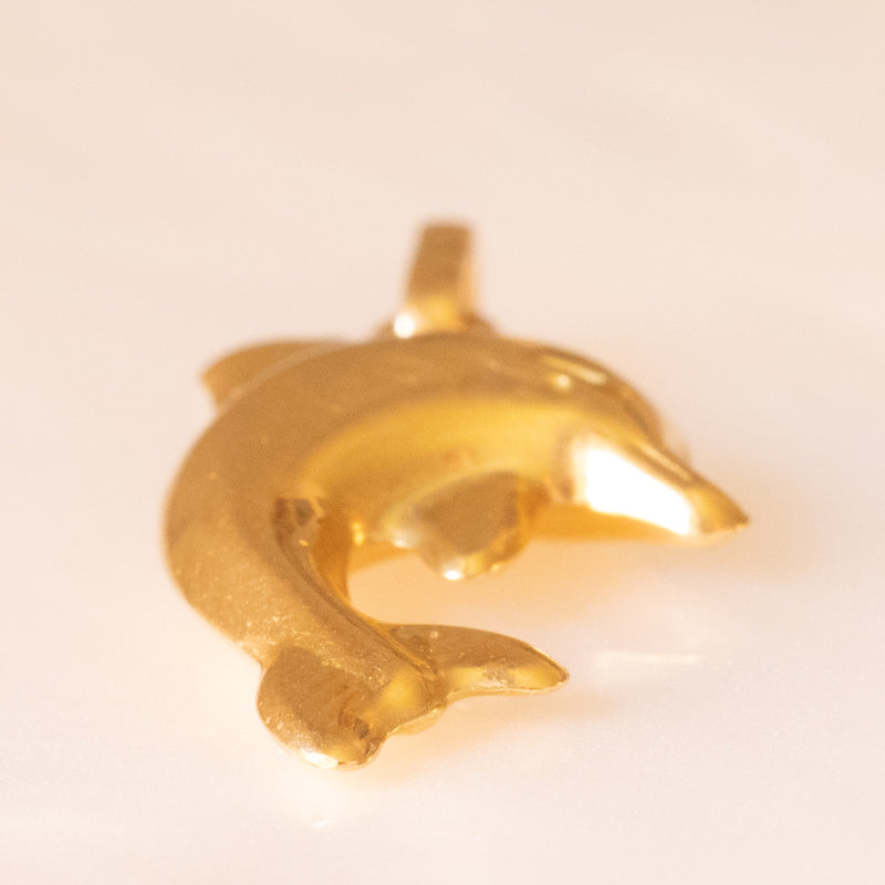 Collana con catenina in argento dorato e con tre ciondoli a forma di delfino in oro giallo 18K, di ancora in oro giallo 18K e di tartaruga in oro giallo 14K
