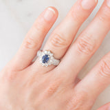 Anello a margherita a fascia in platino con zaffiro (1ct) e diamanti (1ctw), anni ‘80