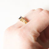 Anello vintage in oro giallo 18K con zaffiro (0.30ct ca.) e diamanti (0.08ctw ca.), anni '70