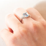 Vintage-Ring im Art-Déco-Stil aus 9-karätigem Weißgold mit blauem Topas (ca. 1.40 ct) und Diamanten (ca. 0.02 ctw),