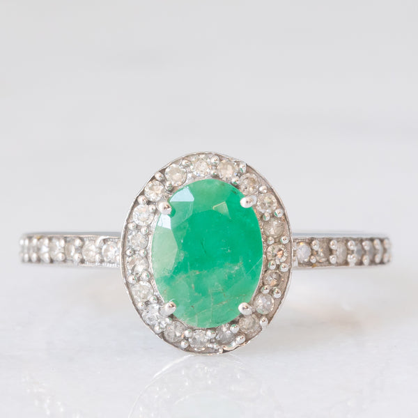 Anello a margherita moderno in oro bianco 9K con smeraldo (1ctw ca.) e diamanti (0.36ctw ca.)