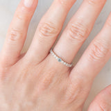 Mezzo eternity vintage in oro bianco 18K con alessandrite (0.06ct) e diamanti (0.45ctw), anni ‘2000