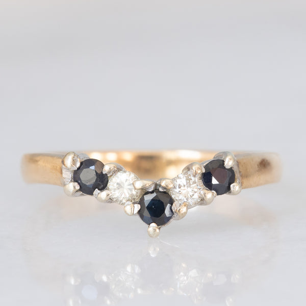 Anello a “V” vintage in oro giallo 9K con zaffiri (0.25ct ca.) e diamanti di taglio brillante (0.10ctw ca.), anni ‘80