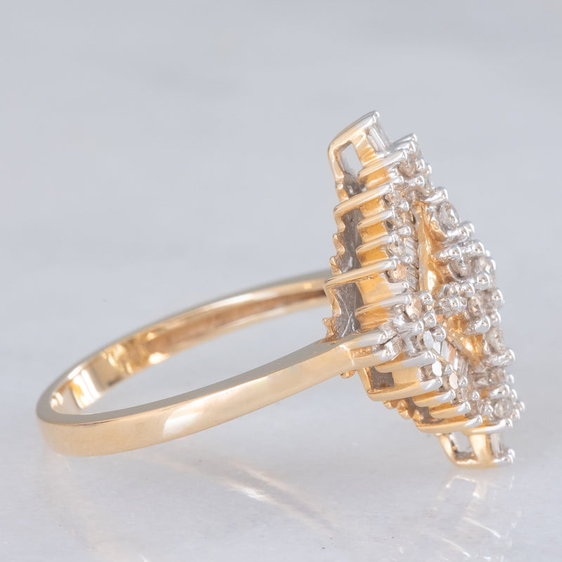 Anello vintage in oro giallo e bianco 14K con diamanti di taglio brillante e baguette (0.75ctw ca.), anni ‘70/‘80