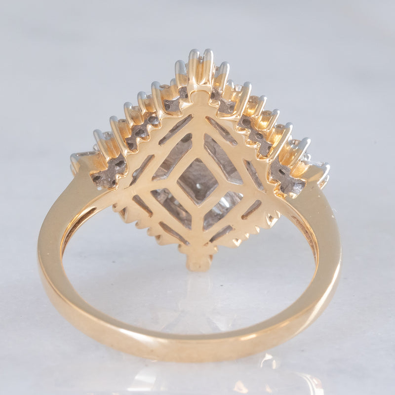 Anello vintage in oro giallo e bianco 14K con diamanti di taglio brillante e baguette (0.75ctw ca.), anni ‘70/‘80