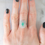 Vintage-Gänseblümchenring aus 14-karätigem Weißgold mit Smaragd (ca. 0.50 ct) und Diamanten (ca. 0.44 ctw), 80er/90er Jahre