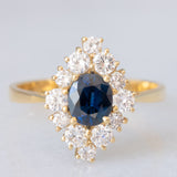 Anello a margherita navette in oro giallo 18K con zaffiro (1ct ca.) e diamanti di taglio brillante (0.75ctw ca.), anni ‘60/‘70