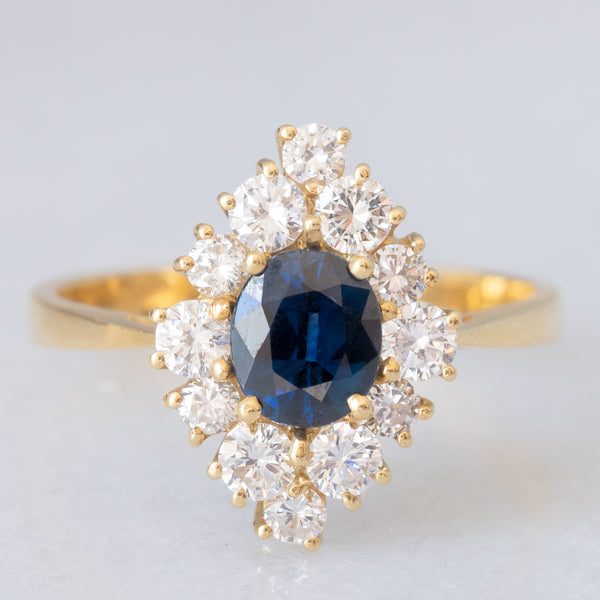 Anello a margherita navette in oro giallo 18K con zaffiro (1ct ca.) e diamanti di taglio brillante (0.75ctw ca.), anni ‘60/‘70