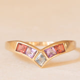 Anello vintage a “V” in oro giallo 9K con tormaline rosse, ametiste e acquamarina, anno 1990