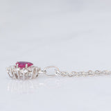 Collana vintage con ciondolo a margherita in oro bianco 14K con rubino di taglio a goccia (0.65ct ca.) e diamanti di taglio brillante (0.35ctw ca.), anni ‘80