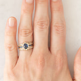 Anello a fascia + a margherita vintage in oro giallo 14K con zaffiri (0.65ctw ca.) e diamanti (0.25ctw ca.), anni ‘70