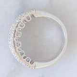 “Cinque anelli in uno” Anello vintage a fascia con cinque anelli collegati tra di loro in oro bianco 18K con diamanti di taglio brillante (1.40ctw ca.)